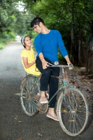 男生骑单车载女孩图片