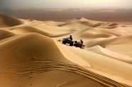 沙漠卡丁车骑行运动图片