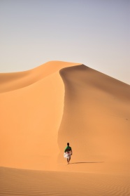沙漠行走的背影图片