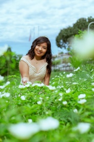 蓝天白云花海美女写真图片