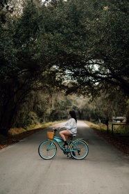 美女树林公路骑单车图片
