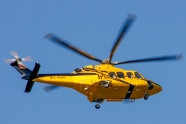 高空黄色直升飞机图片