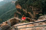 美女自然景区看风景背影图片