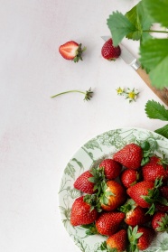 新鲜红色小草莓图片