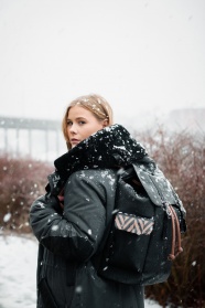 下雪天背包旅行美女图片