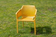 草地黄色塑料椅子图片
