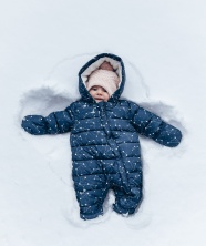 雪地里婴儿写真图片