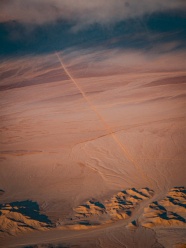 日落时分的沙漠俯视图图片