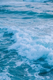 大海潮水涌动图片