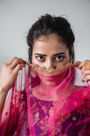 纱巾遮脸印度女孩图片