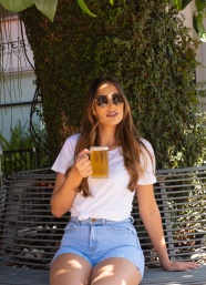 美女喝啤酒照片