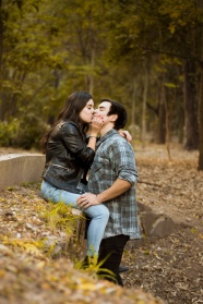 野外树林接吻情侣图片