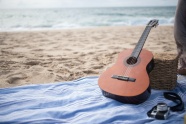 海边野餐毯上的吉他图片