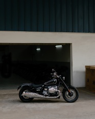 车库里的黑色摩托车图片