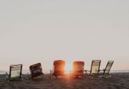 逆光海滩沙滩椅图片