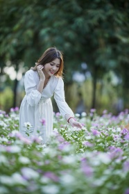 唯美花圃美女图片