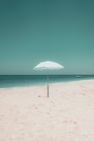 海边白色沙滩风景图片