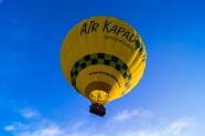 蔚蓝天空黄色热气球图片