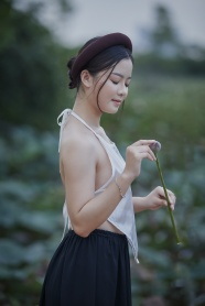 越南白色肚兜性感美女图片