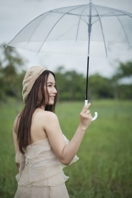 夏天美女打伞图片