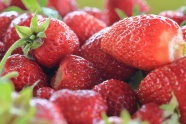 红色新鲜可口草莓图片
