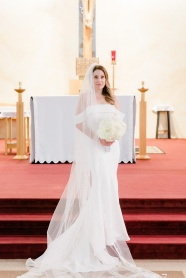 教堂新娘穿白色婚纱图片