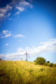 草原上的十字架图片