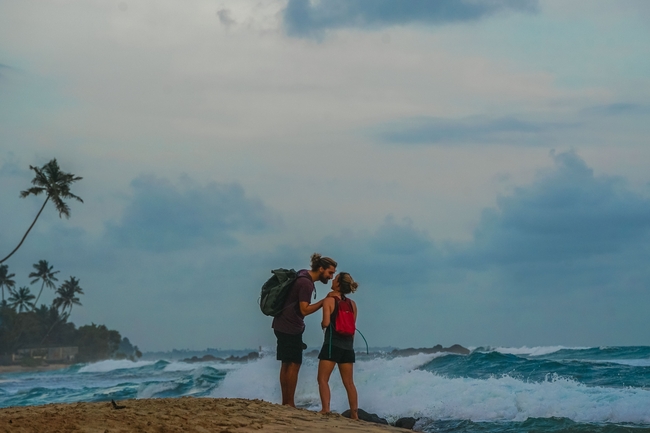 热带海边旅行情侣图片