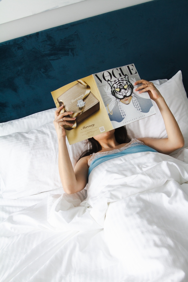 美女躺在床上看杂志图片