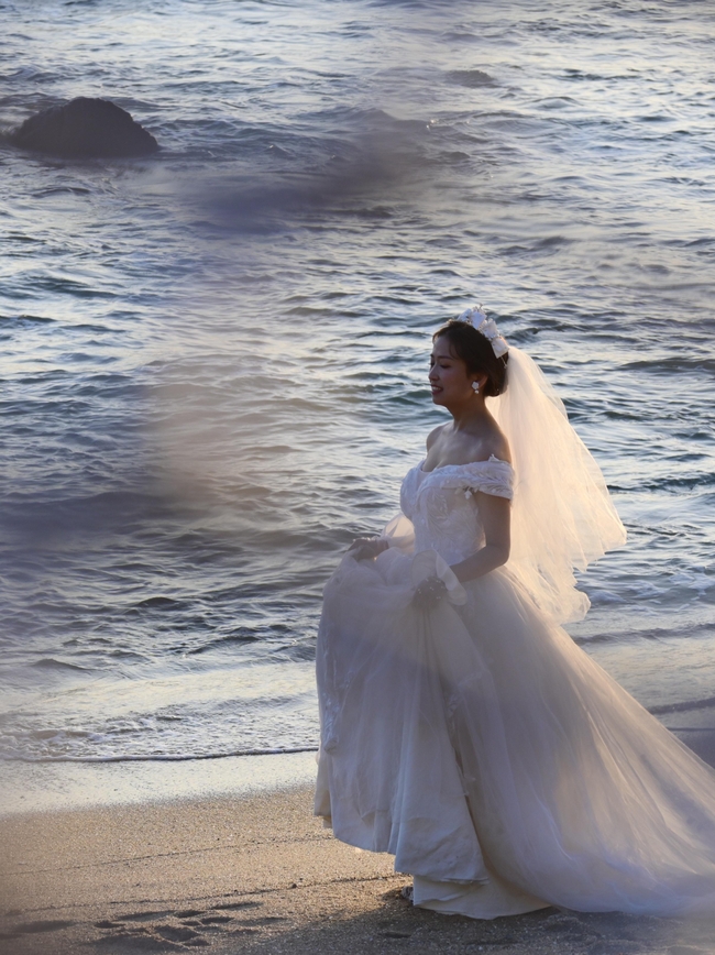 美女海边单人婚纱照图片
