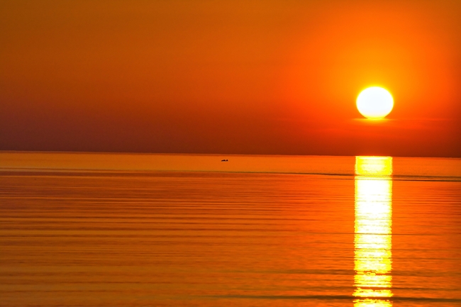 黄昏海上夕阳余晖图片