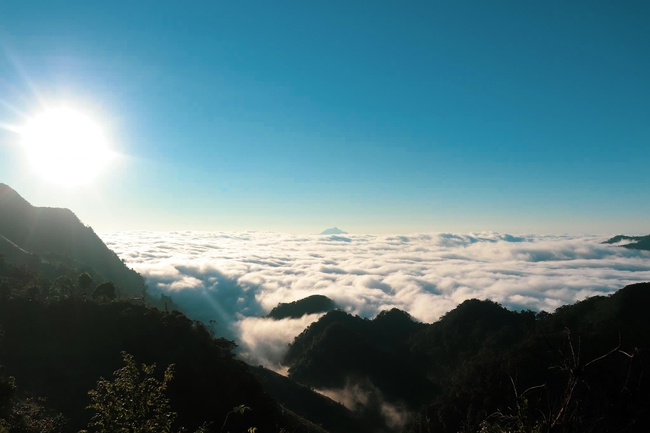 万里晴空山海云雾缭绕图片