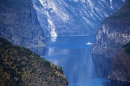 静谧峡谷山水风景图片