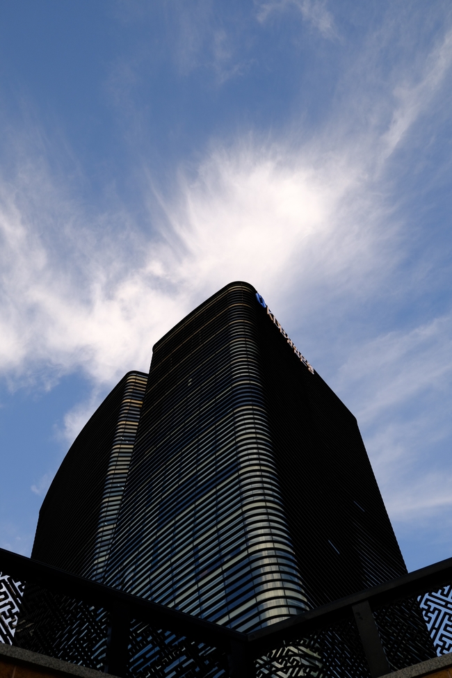 蓝天白云高楼建筑图片