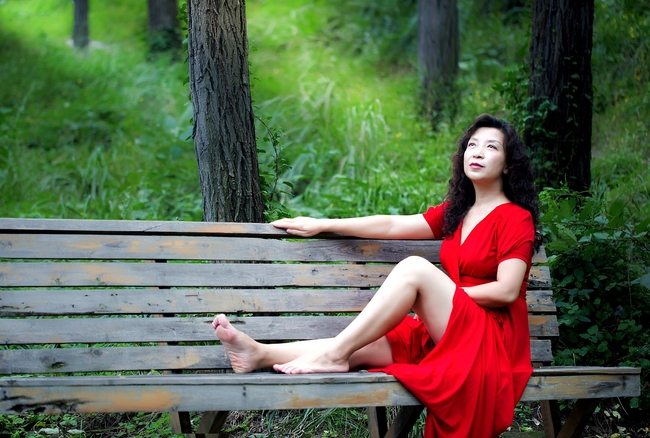 森林公园红色连衣裙性感美女图片