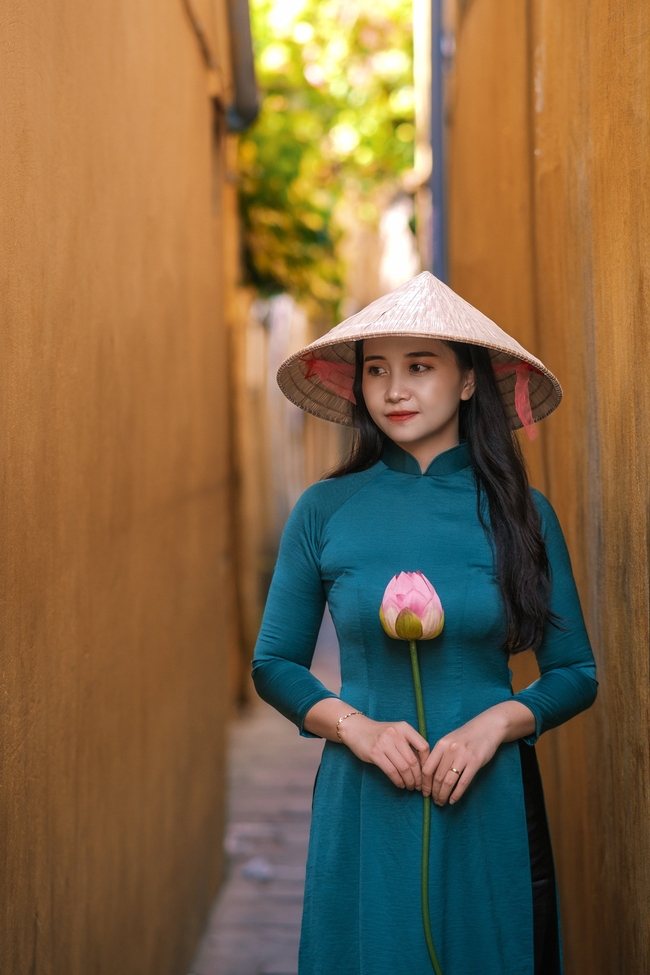 越南绿色奥黛旗袍美女写真图片