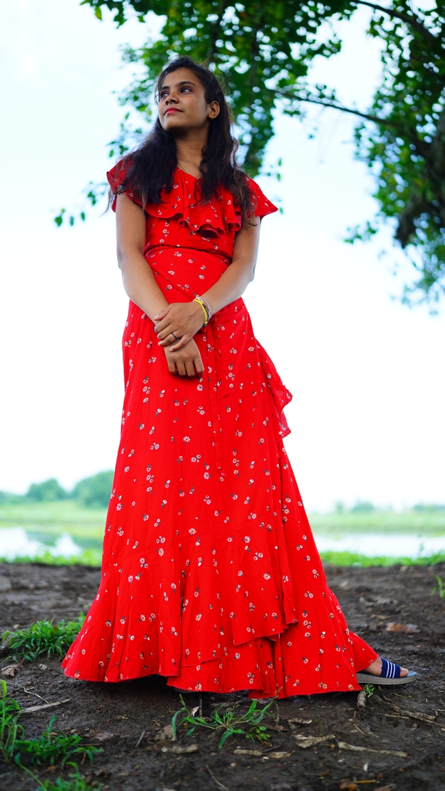 红色连衣裙印度美女图片