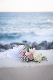 海边婚礼手捧花图片