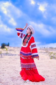 蒙古传统服饰美女图片