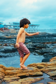 夏天海滩男孩童年时光图片