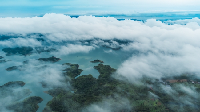 高地沼泽湖泊云雾缭绕图片