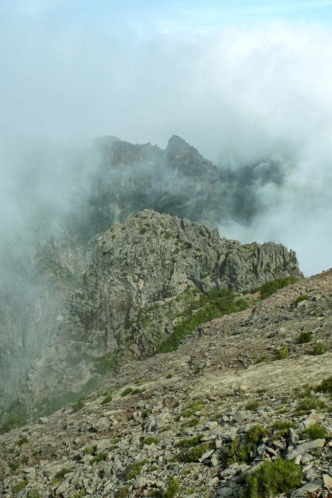 云雾缭绕岩石山脉图片