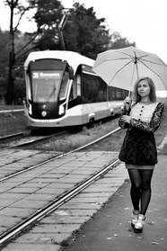 火车站撑伞丝袜美女图片