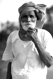 印度古稀老人黑白肖像图片