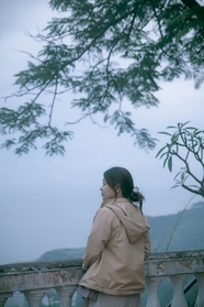 美女站在桥上看风景图片