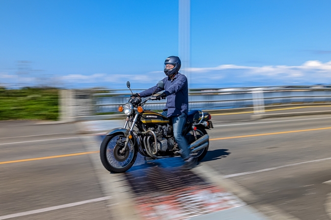 在公路上行驶的摩托车骑手图片