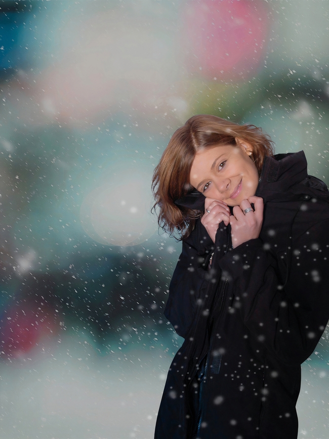 冬季美女站在雪中拍照图片