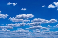 蔚蓝色天空白色卷积云图片