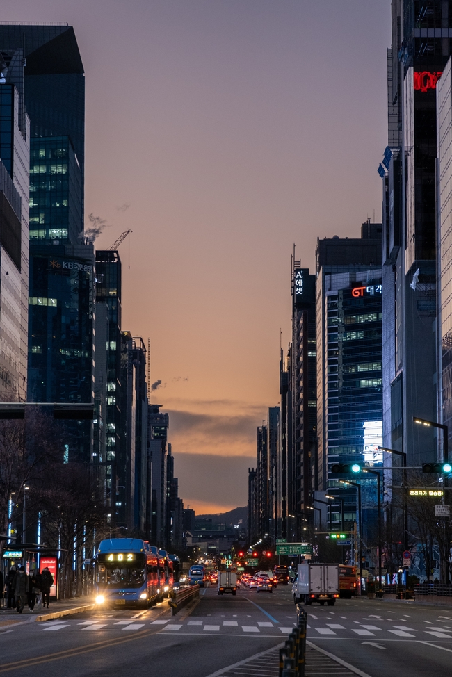 日暮黄昏城市高楼大厦街景图片