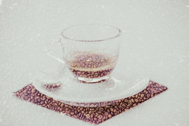玻璃咖啡杯和咖啡豆图片